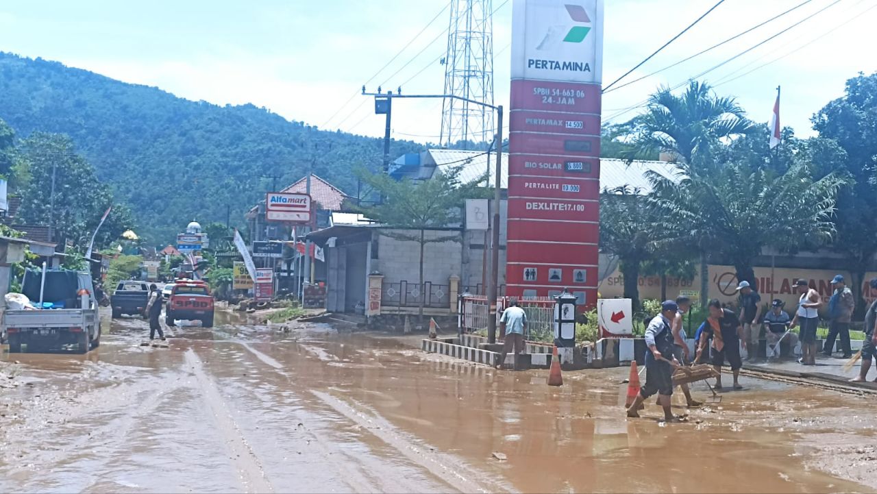 Jalur Wisata Pantai Prigi, Pantai Pasir Putih dan Pantai Mutiara Tertutup Lumpur, Belum Bisa Dilewati 1 Jalan utama akses wisata tertutup lumpur