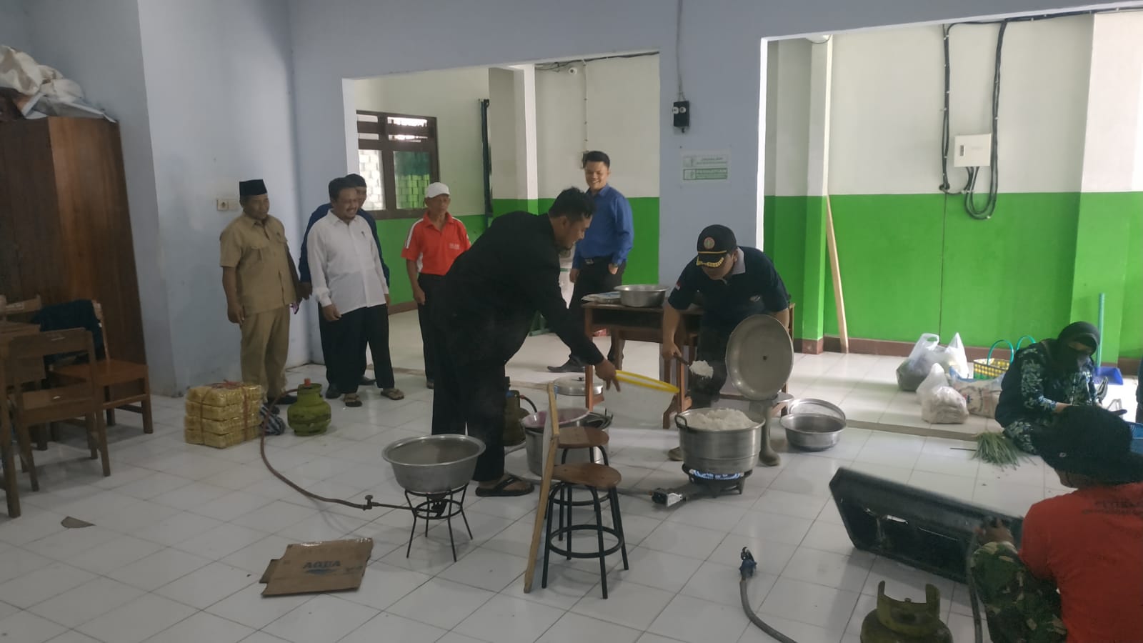 Muhammadiyah Watulimo Dirikan Dapur Umum untuk Warga Terdampak Banjir Bandang 1 Kegiatan di dalam dapur umum Muhammadiyah Watulimo