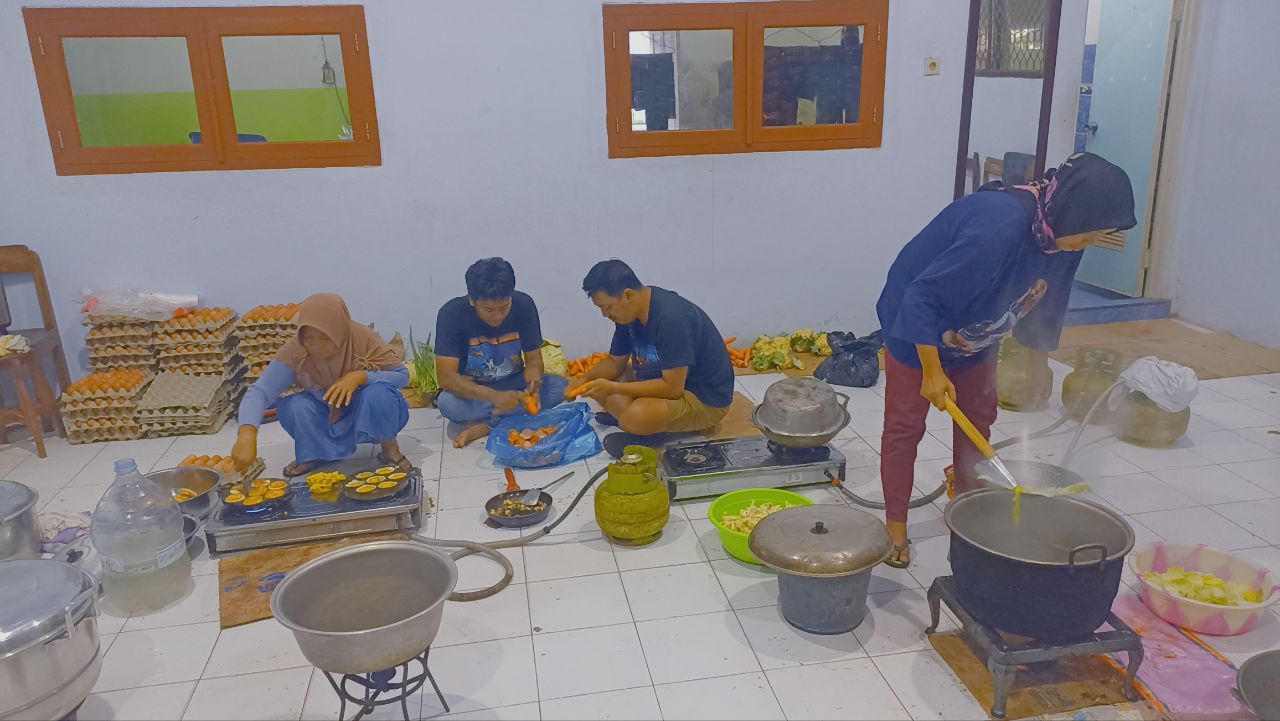 Suasana Terkini Dapur Umum SMK Muhammadiyah Watulimo untuk Bantu Kebutuhan Makan Korban Banjir 1 Kegiatan memasak di dapur umum SMK Muhammadiyah Watulimo