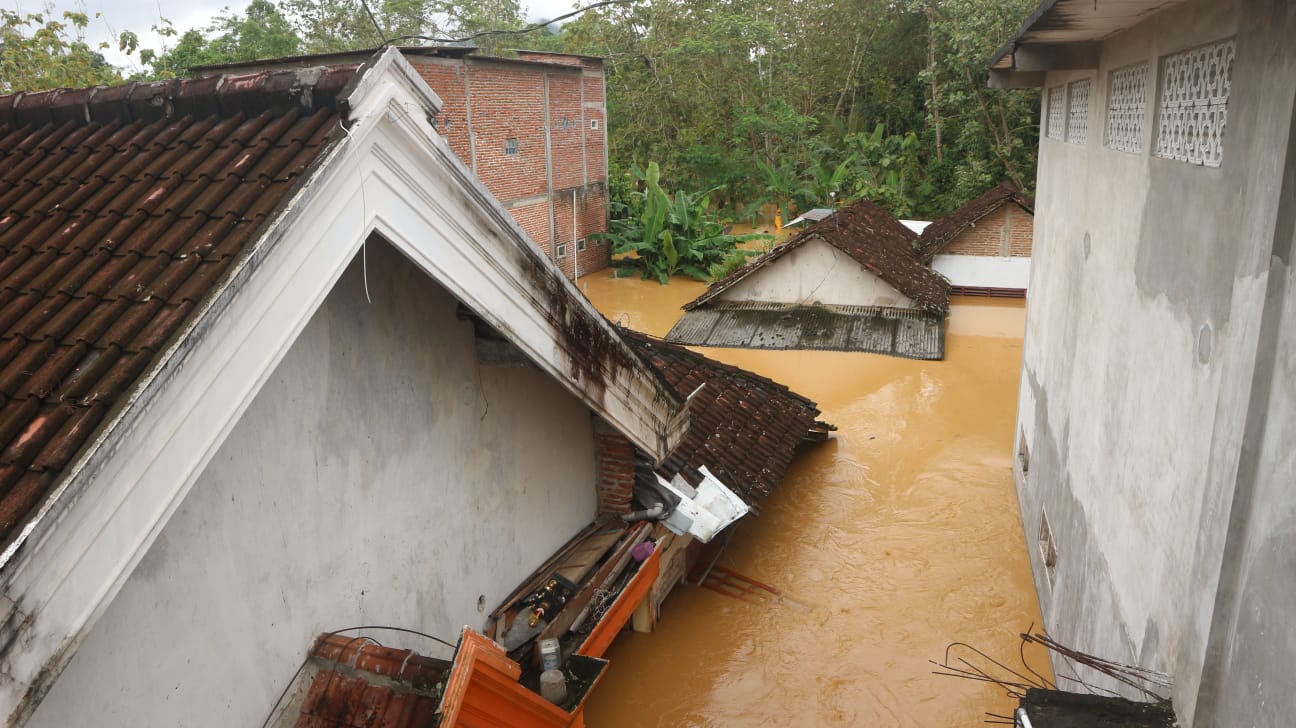 Modal Pelampung dan Warga Terisolasi Banjir di Balkon Masjid Pogalan 2 Kondisi rumah warga yang atapnya nyaris tergenang