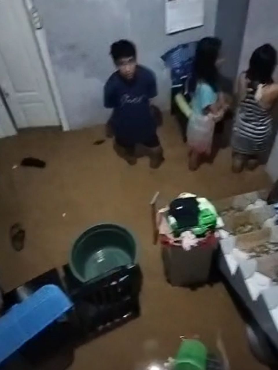 Banjir Bandang di Watulimo Trenggalek, Jalan Tak Bisa Dilewati, Rumah Hancur dan Warga Kesulitan Makan 1 Luapan air banjir bandang masuk ke rumah warga Watulimo