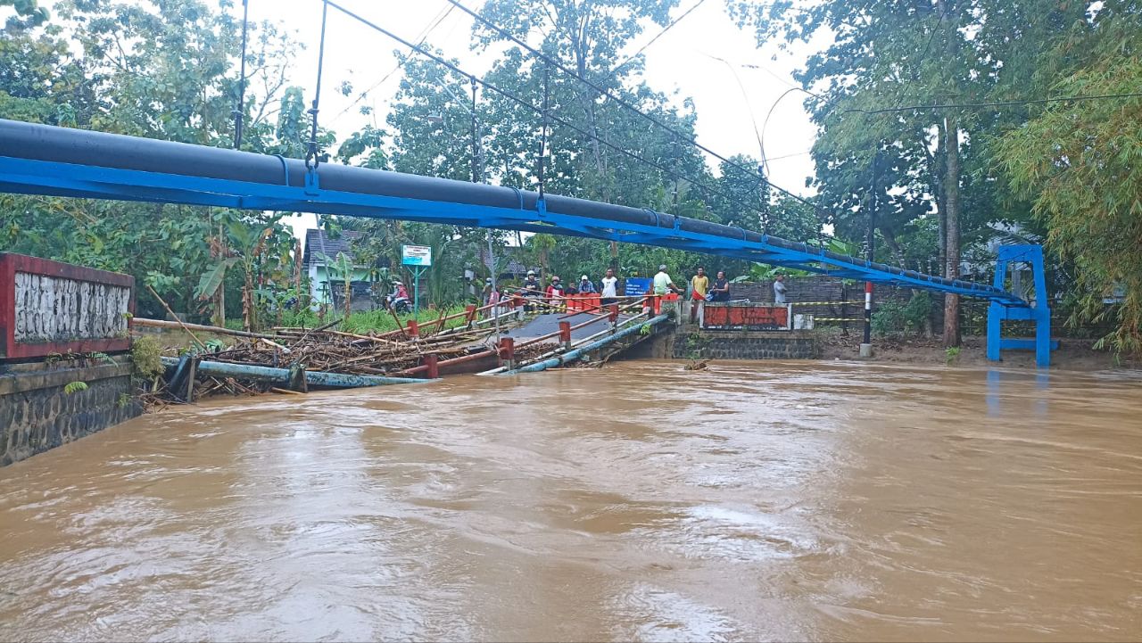 Video Detik-Detik Jembatan Merah Putih Tamanan Ambrol Tergerus Derasnya Air Sungai 1 Luapan air banjir di Jembatan Merah Putih Tamanan Trenggalek