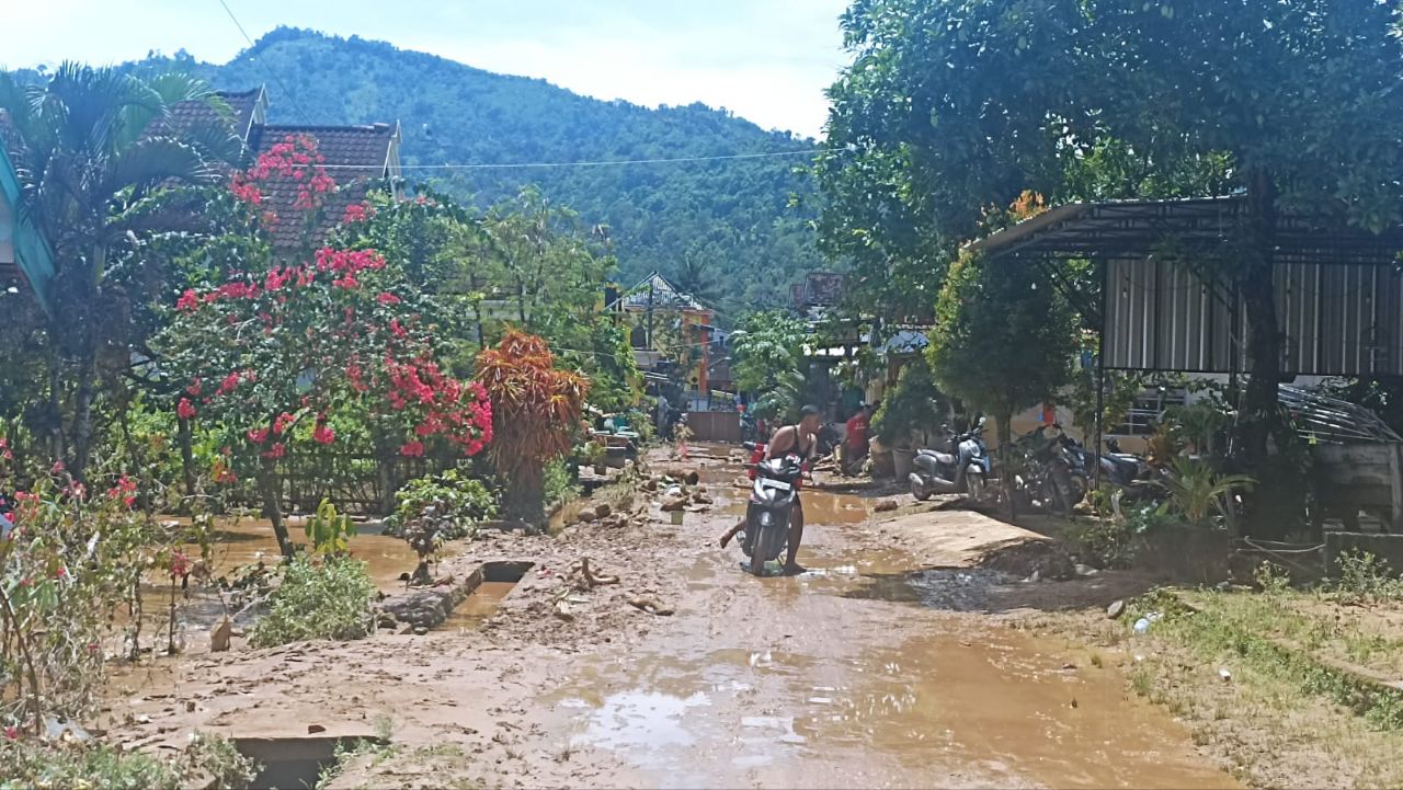 Penyebab Banjir Bandang Tasikmadu, Watulimo: Sampah Tutup Sungai 1 Lumpur sisa banjir bandang di Desa Tasikmadu Watulimo