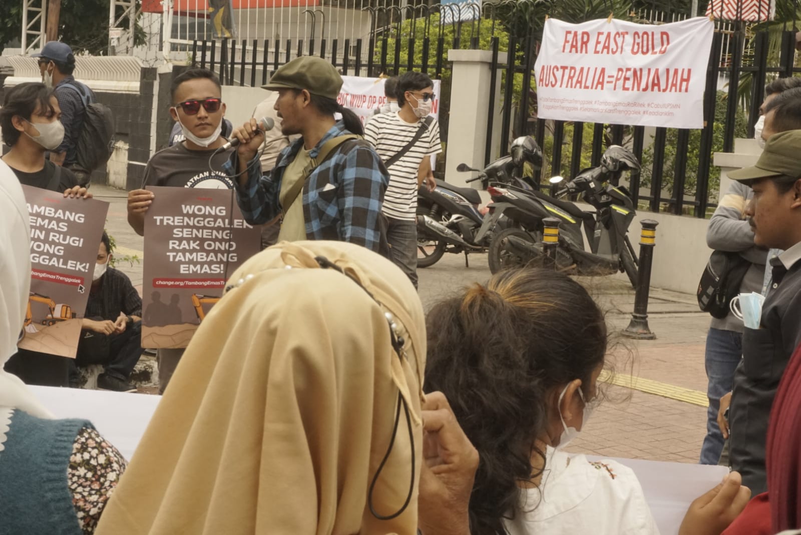Tolak Tambang Emas Trenggalek Sampai di Gedung Menteri ATR/BPN Jakarta 2 Massa aksi tolak tambang emas Trenggalek di ATR BPN