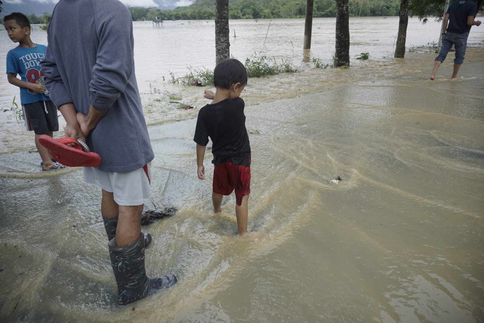 Berita Foto: Anak-Anak dan Banjir di Trenggalek 1 Merasakan arus banjir di kaki mungilnya