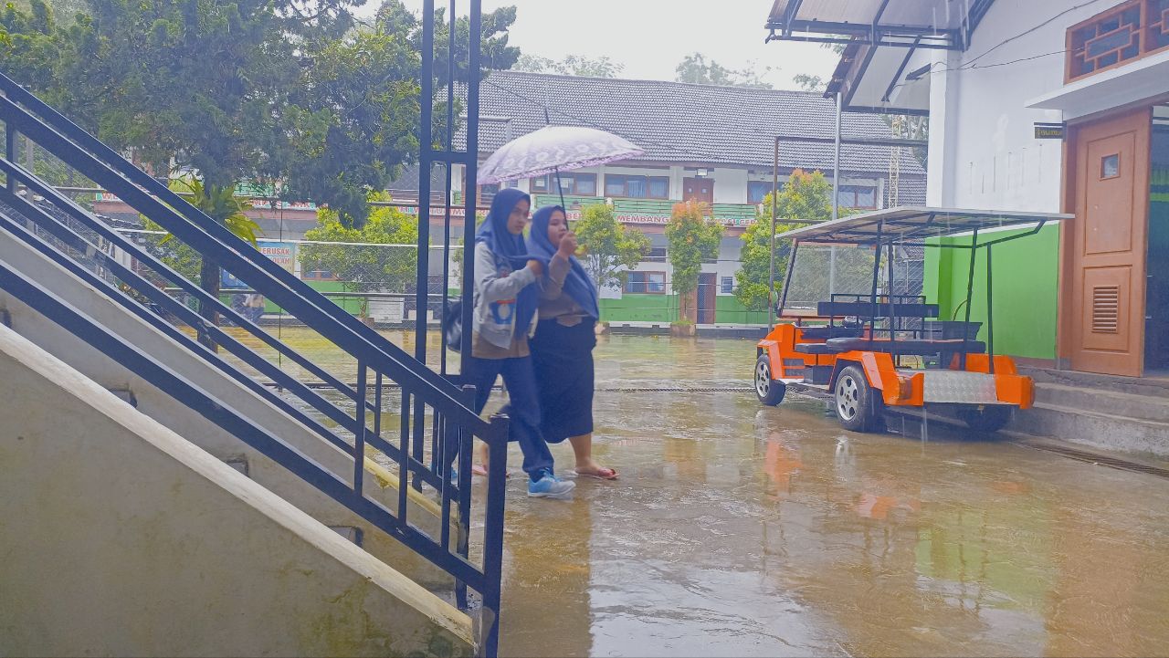 Suasana Terkini Dapur Umum SMK Muhammadiyah Watulimo untuk Bantu Kebutuhan Makan Korban Banjir 2 Para pelajar SMK Muhammadiyah Watulimo tetap beraktivitas