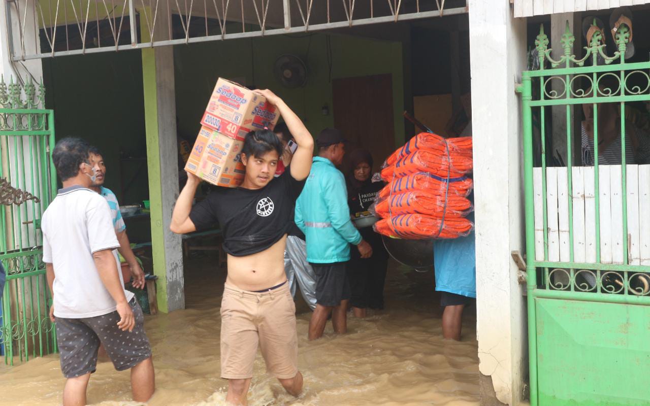 Modal Pelampung dan Warga Terisolasi Banjir di Balkon Masjid Pogalan 1 Pemindahan dapur umum