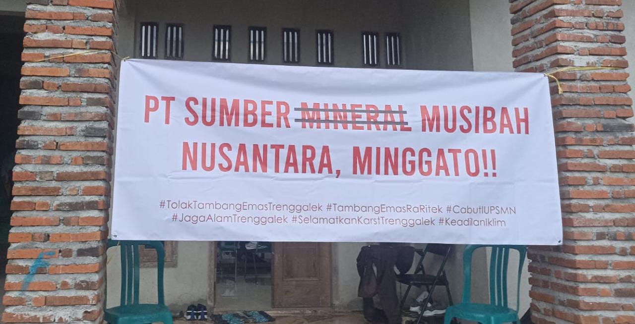 Kronologi Tambang Emas Terbesar di Jawa yang Mengancam Hidup Masyarakat Trenggalek 1 Poster Aliansi Rakyat Trenggalek tolak tambang emas PT SMN