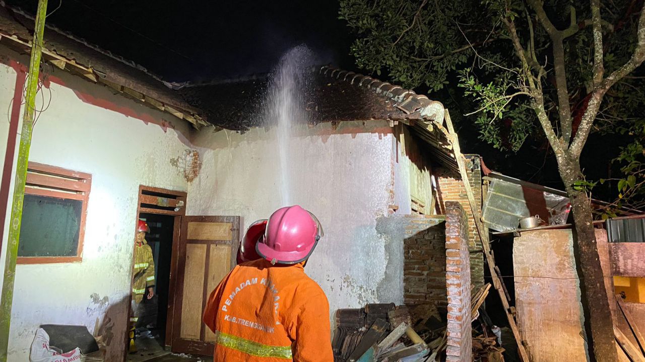 Kronologi Rumah Warga Trenggalek Kebakaran Akibat Lupa Matikan Kompor 1 Proses pemadaman kebakaran di dapur rumah warga Trenggalek