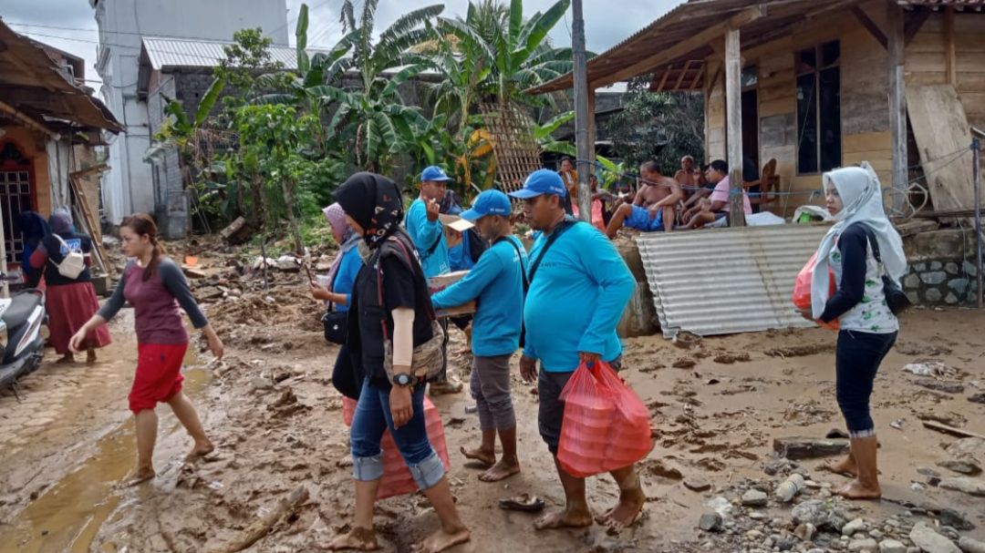 Korban Banjir Bandang Masih Kesulitan Makan, SYD Trenggalek Bagikan Nasi Bungkus dan Bahan Pokok 1 Proses pembagian nasi bungkus kepada korban banjir bandang