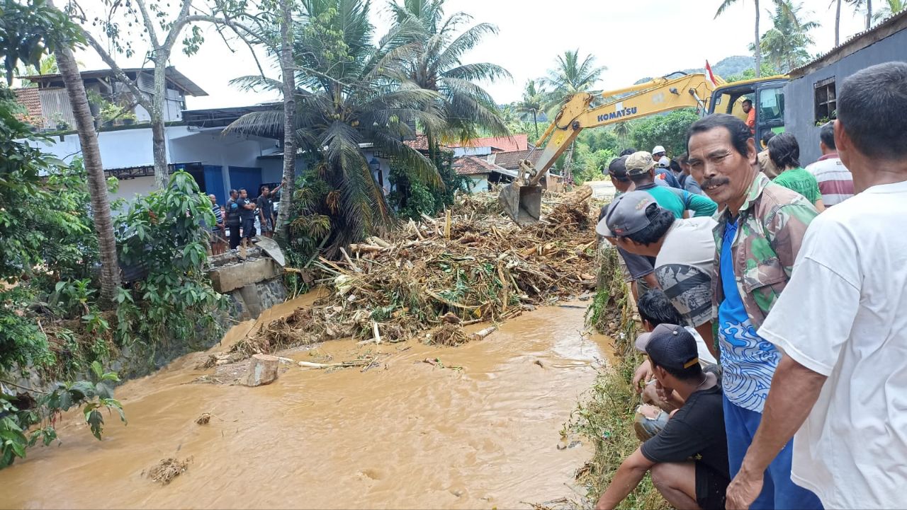 Warga Bergotong Royong Membersihkan Material Sisa Banjir di Watulimo 2 Proses pembersihan material sisa banjir di jembatan Watulimo