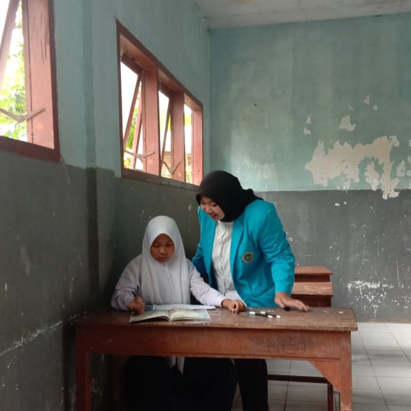 Sepenggal Cerita Rahma Hanifa, Mahasiswi Trenggalek Juara 1 Simulasi Mengajar Tingkat Nasional 2 Rahma Hanifa mendampingi pelajar SMP Sore Pule Trenggalek