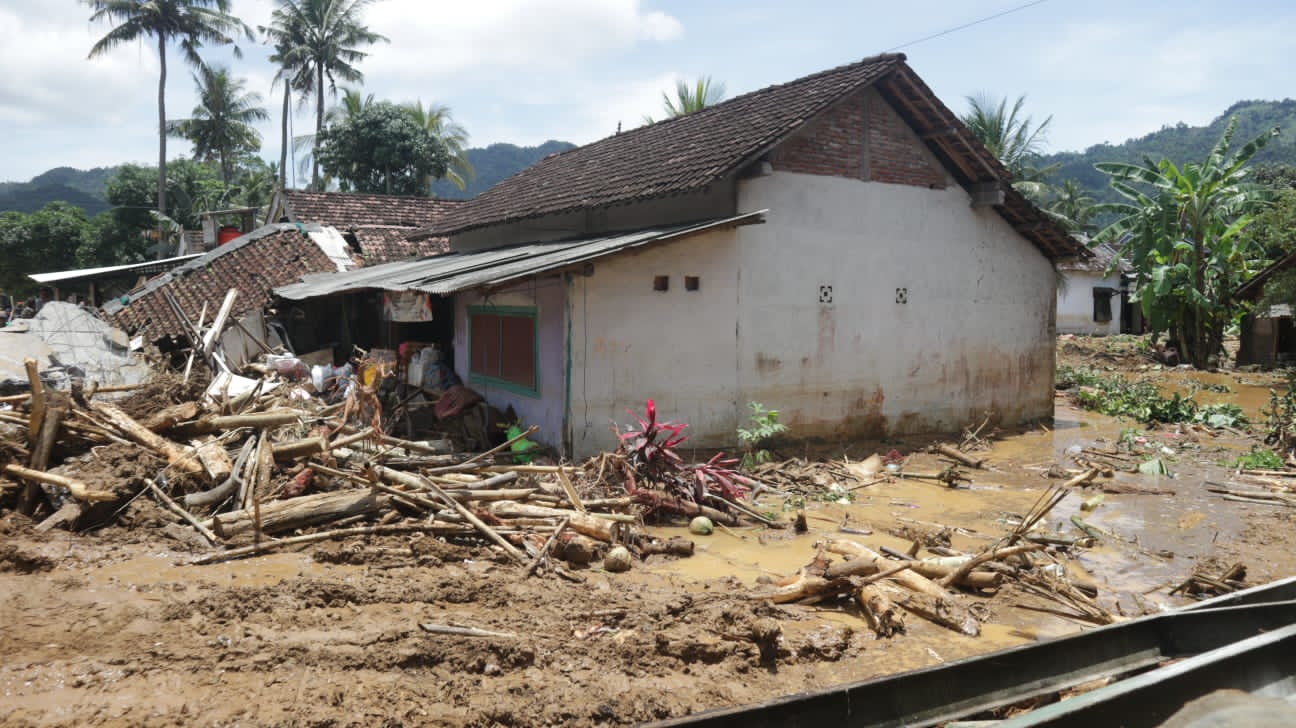 Lumbung Pangan Tsunami Desa Sawahan Difungsikan untuk Bencana Banjir Bandang Watulimo 1 Rumah warga Tasikmadu Watulimo rusak akibat banjir bandang