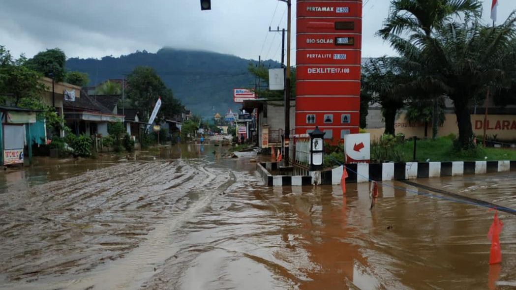 Banjir Bandang di Watulimo Trenggalek, Jalan Tak Bisa Dilewati, Rumah Hancur dan Warga Kesulitan Makan 3 Sisa lumpur dari banjir bandang di SPBU Tasikmadu