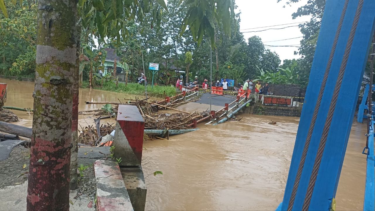 Video Detik-Detik Jembatan Merah Putih Tamanan Ambrol Tergerus Derasnya Air Sungai 3 Suasana Jembatan Merah Putih Tamanan yang ambrol