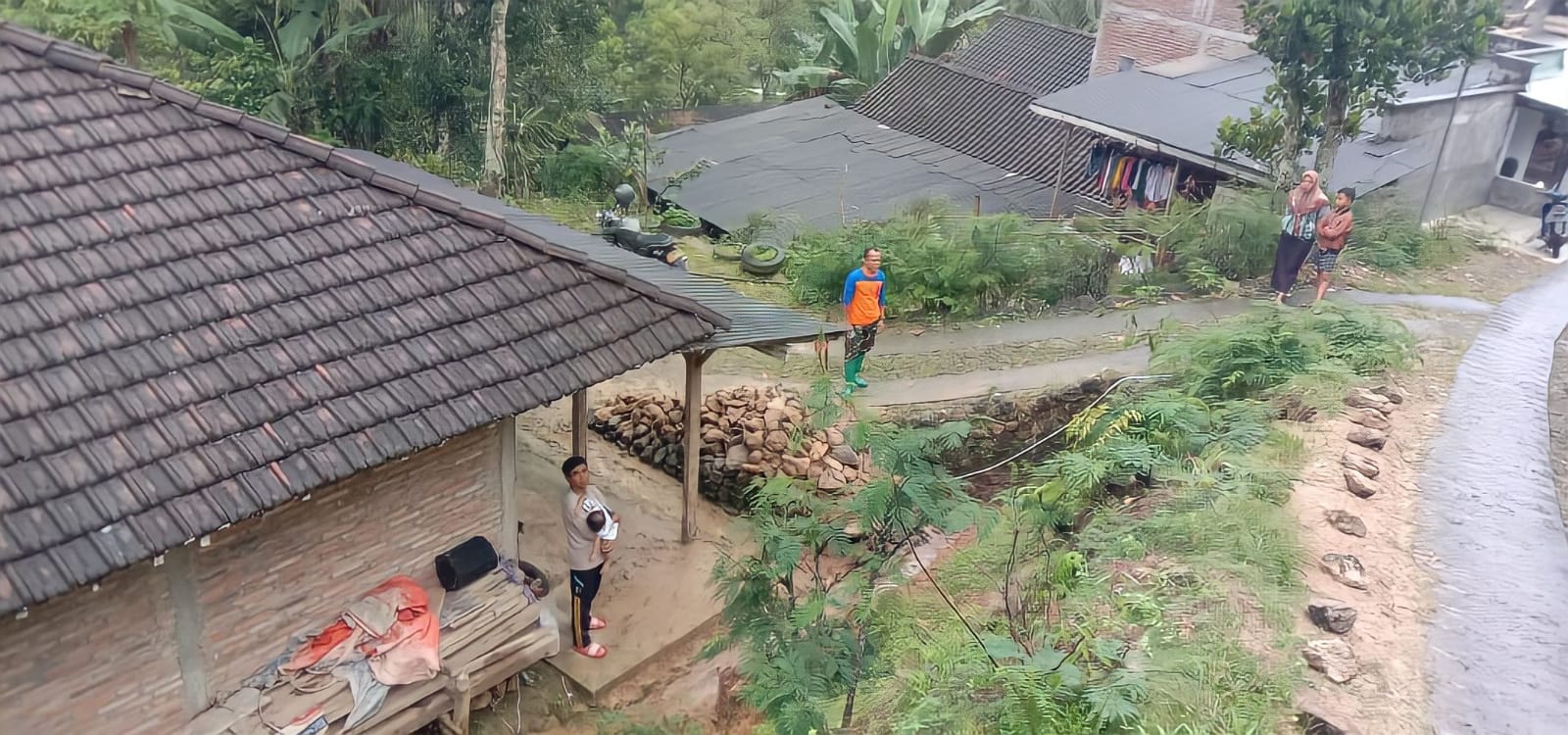 Tanah Longsor Hampir Menimpa Rumah Warga di Trenggalek 1 Tanah longsor di Desa Pringapus Kecamatan Dongko Trenggalek