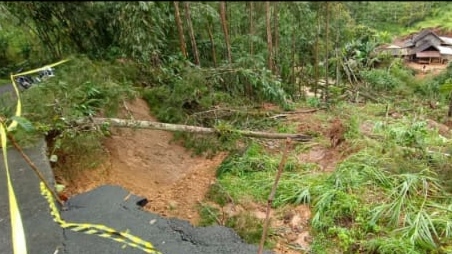 Tanah Longsor di Desa Masaran Bendungan, Jalan Amblas dan Listrik Mati 1 Tanah longsor di Desa Suren Kecamatan Bendungan Trenggalek