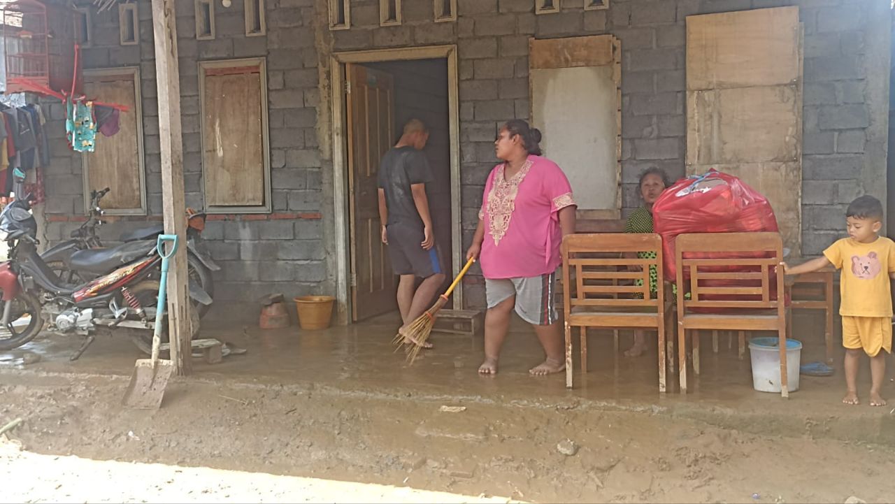 Penyebab Banjir Bandang Tasikmadu, Watulimo: Sampah Tutup Sungai 2 Warga Desa Tasikmadu membersihkan lumpur sisa banjir bandang