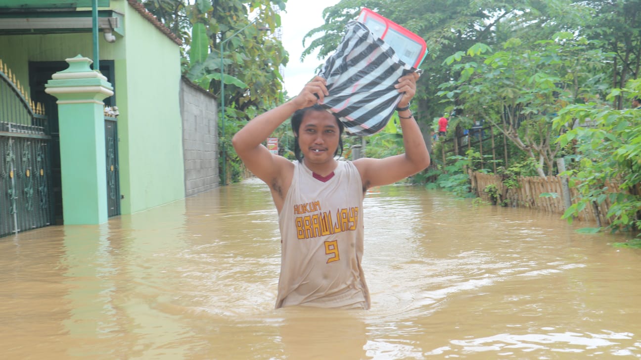 Modal Pelampung dan Warga Terisolasi Banjir di Balkon Masjid Pogalan 3 Warga menyelematkan dokumen penting