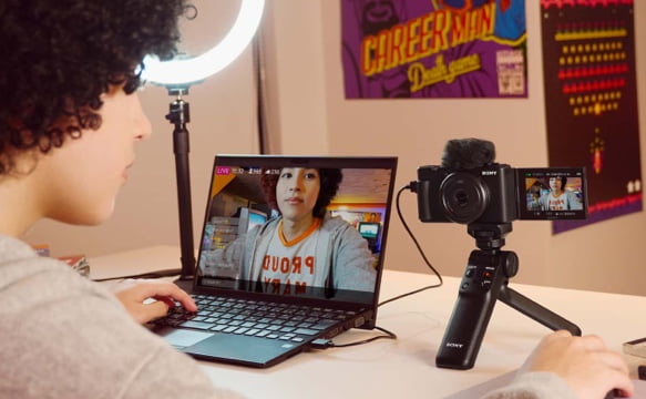Sony ZV-1F, Kamera Vlogging Dengan Stabilisasi Elektronik 1 Layar dengan engsel fleksibel pada kamera vlogging sony ZV-1F