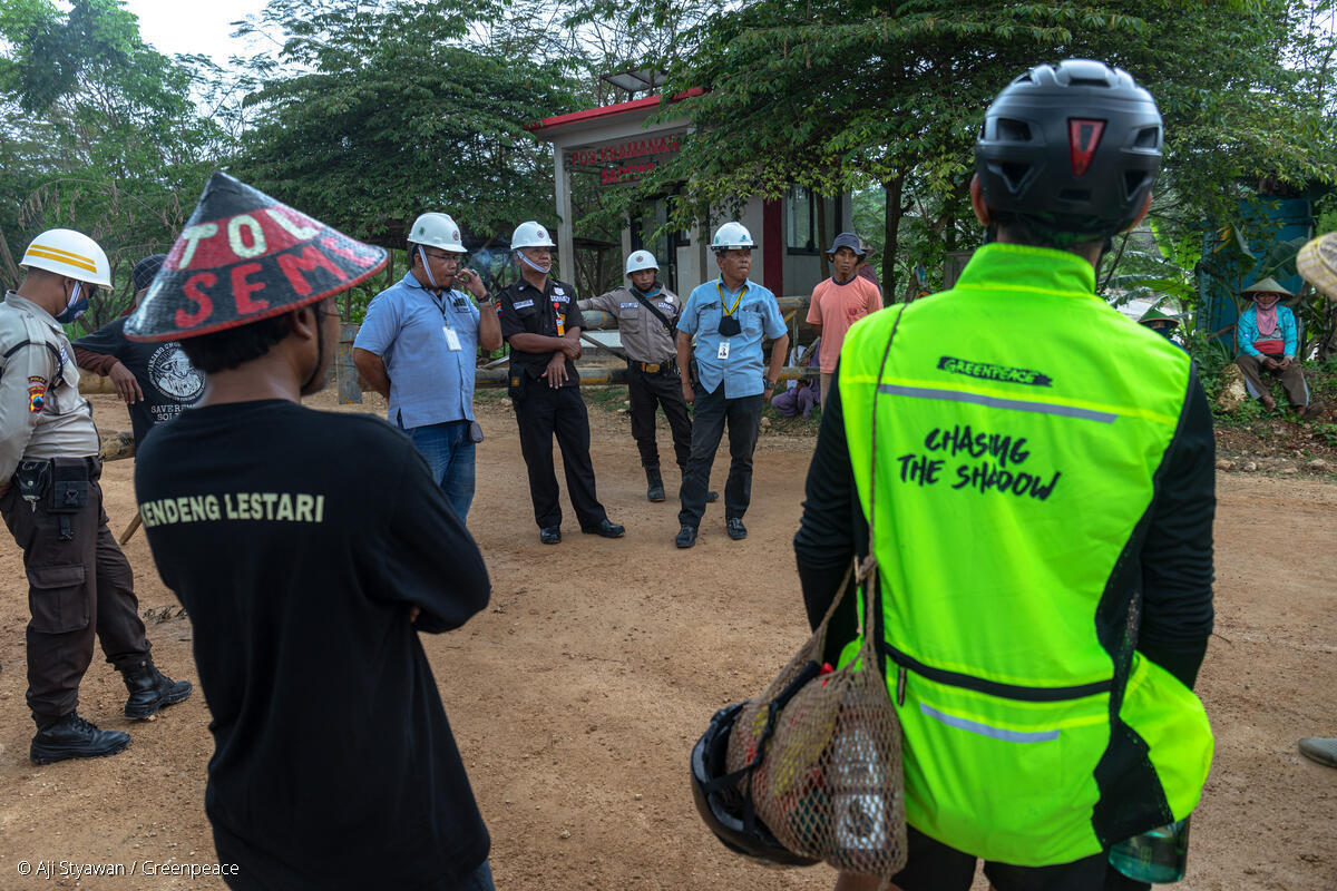 Atas Nama NKRI, LSM TKN Sabotase Aksi Bersepeda dari Greenpeace 2 Aparat dan pekerja pabrik semen intimidasi aksi keadilan