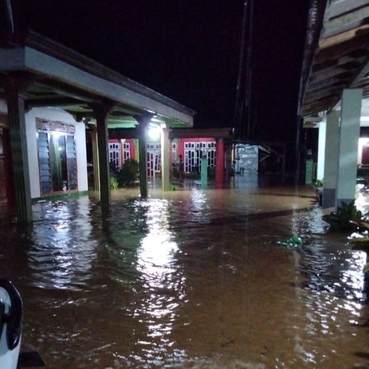Trenggalek Banjir Lagi, 5 Desa di Kecamatan Munjungan Terendam Banjir 1 Banjir merendam rumah warga Desa Tawing Kecamatan Munjungan