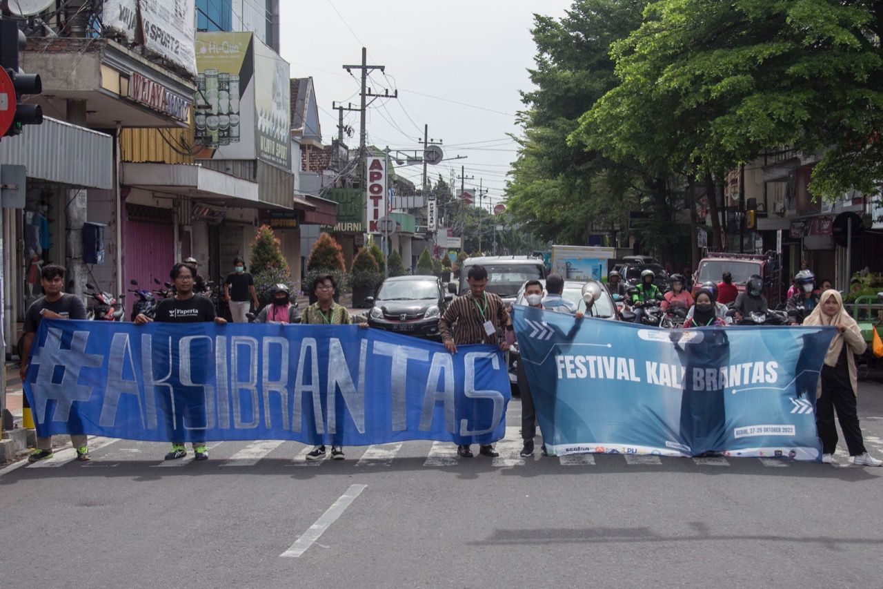 Festival Kali Brantas, Upaya Generasi Muda Lestarikan Sungai dari Ancaman Plastik 4 Bentangan banner dalam Festival Kali Brantas