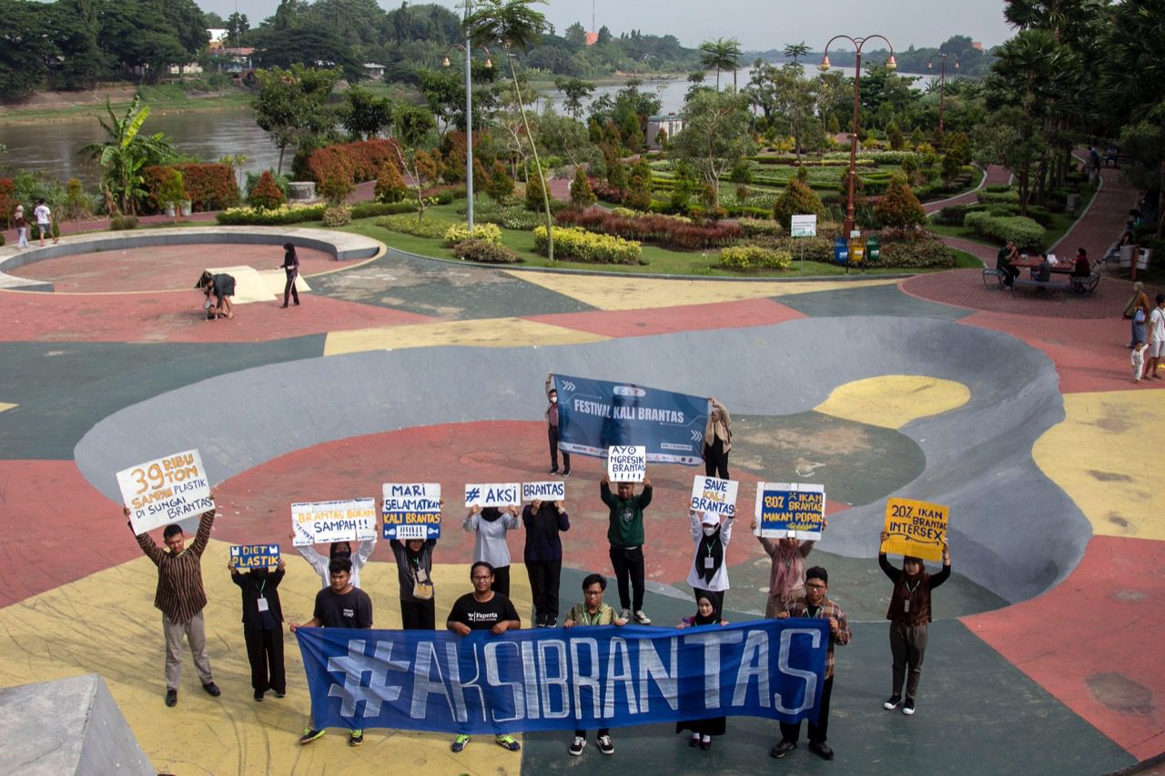 Festival Kali Brantas, Upaya Generasi Muda Lestarikan Sungai dari Ancaman Plastik 1 Generasi muda bentangkan poster di Festival Kali Brantas