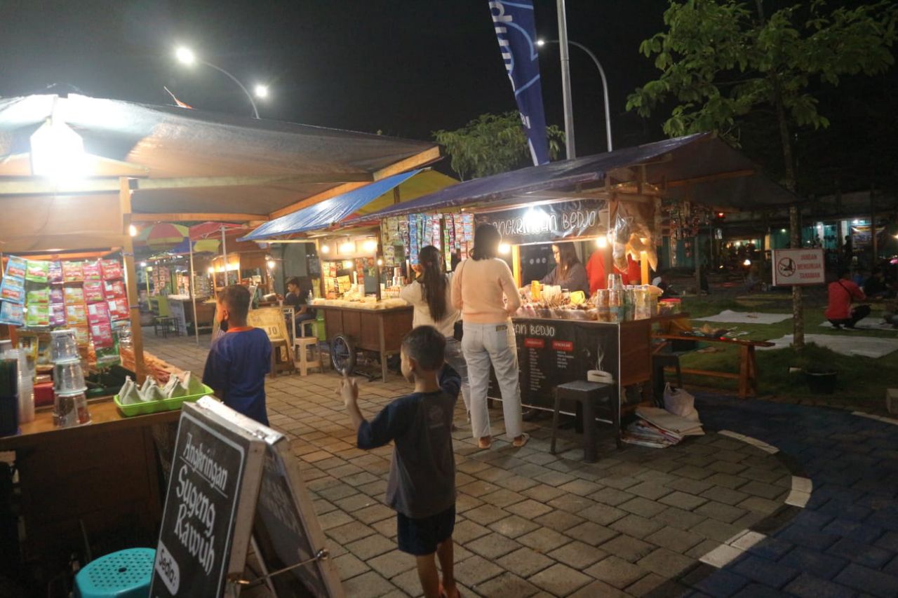 Pelataran Pasar Pon Trenggalek, Tempat Nongkrong Malam yang Kekinian 2 Masyarakat menikmati kuliner di Pasar Pon Trenggalek