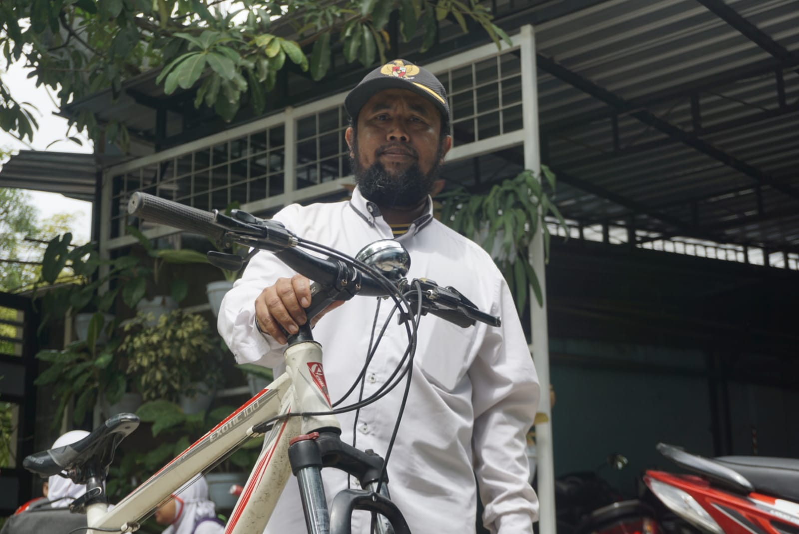 Kegigihan Mukasim, Guru Trenggalek Kayuh Sepeda Selama 23 Tahun Ke Sekolah 3 Mukasim berdiri dengan tegap bersama sepeda kesayangannya