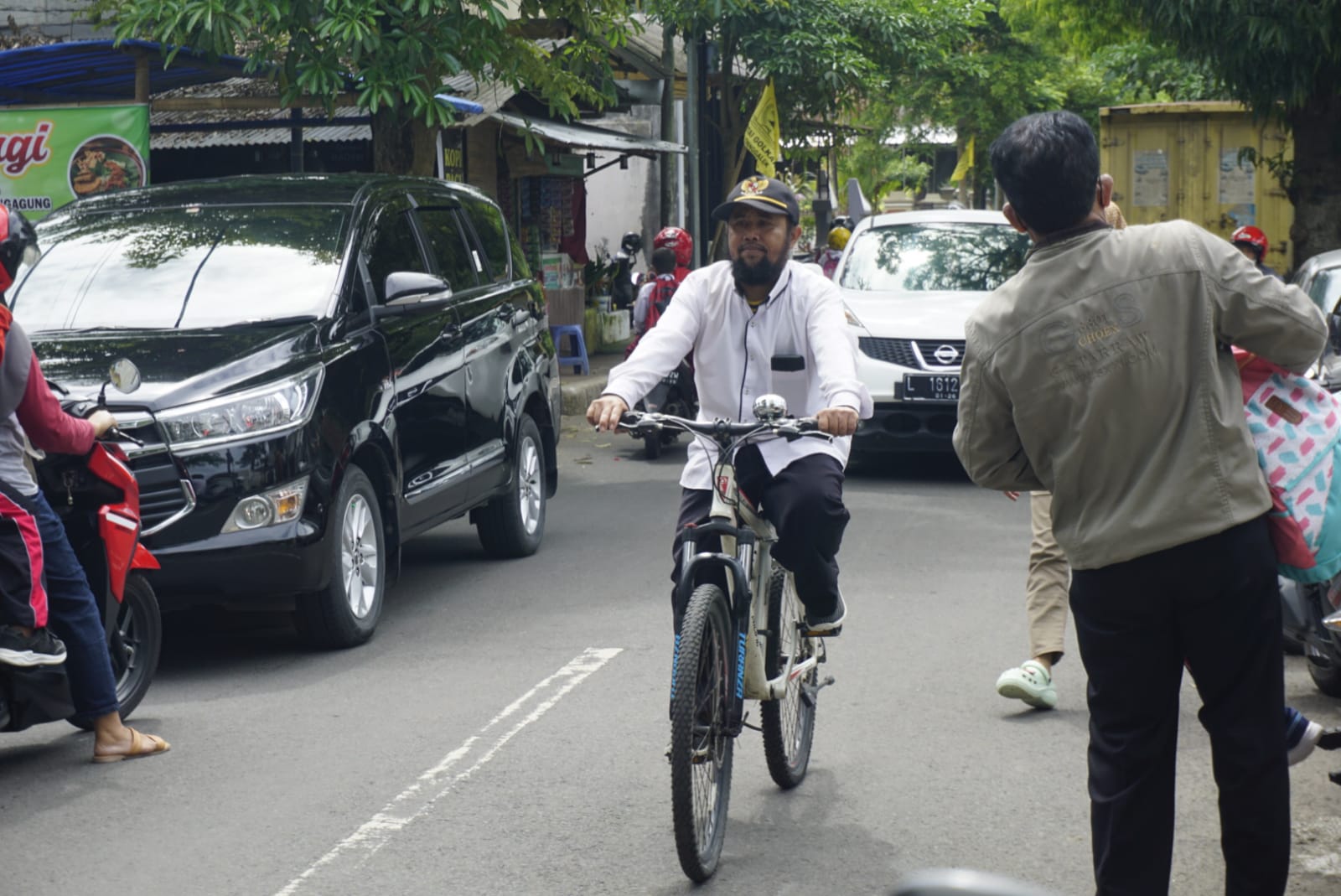 Kegigihan Mukasim, Guru Trenggalek Kayuh Sepeda Selama 23 Tahun Ke Sekolah 2 Mukasim dengan santai bersepeda ke sekolah