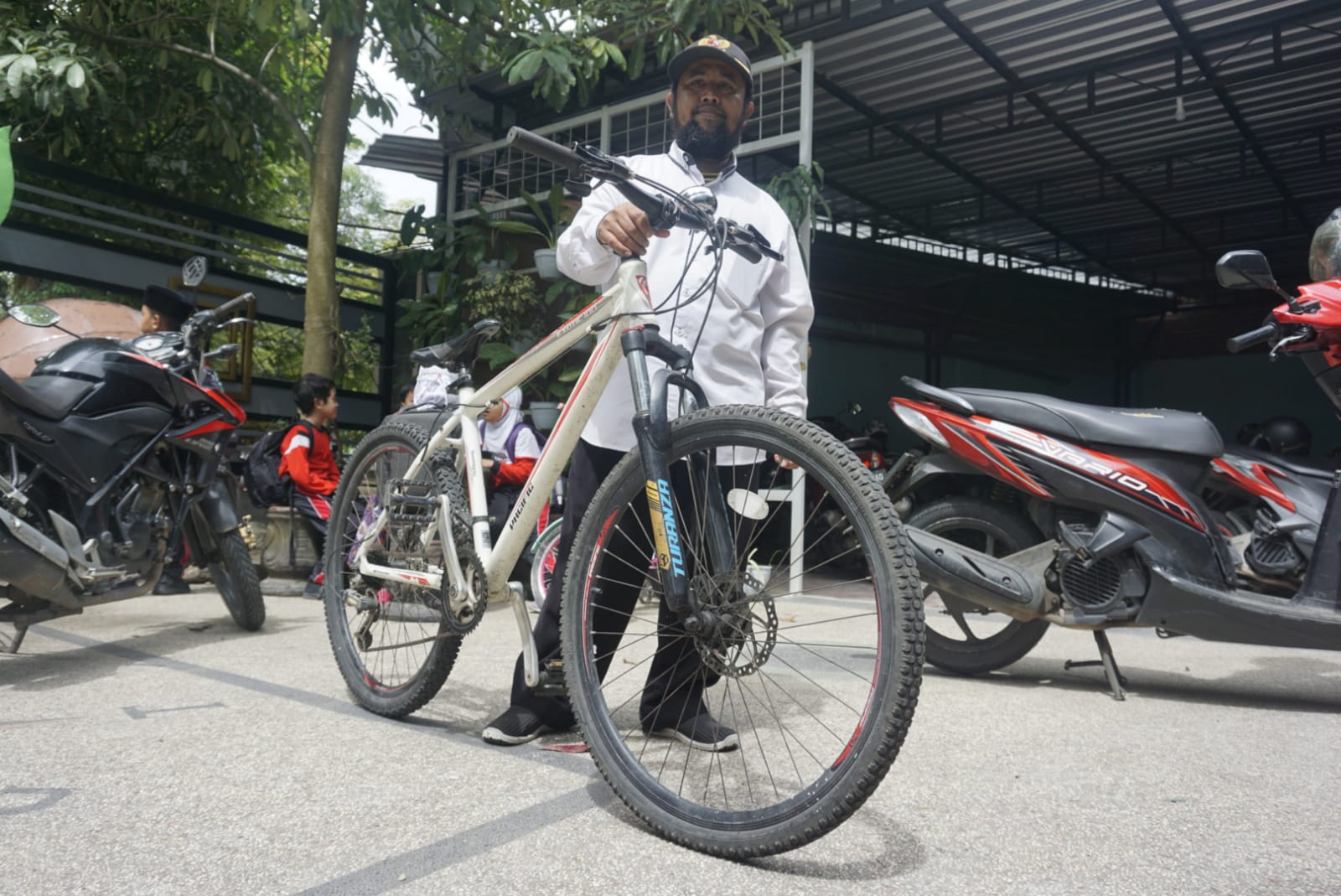 Kegigihan Mukasim, Guru Trenggalek Kayuh Sepeda Selama 23 Tahun Ke Sekolah 1 Mukasim sedang bergaya dengan sepeda kesayangannya