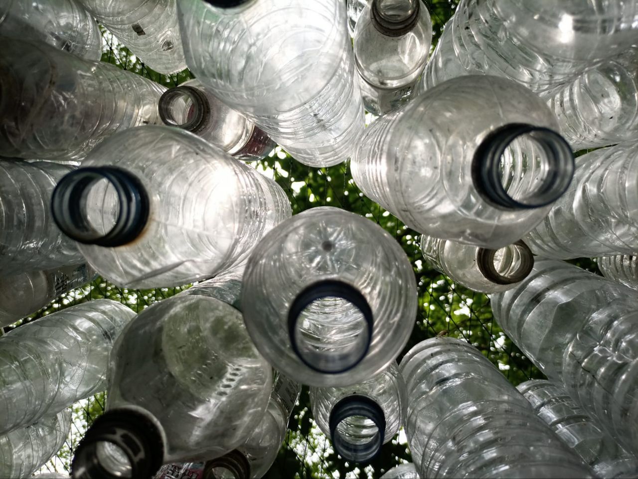 Festival Kali Brantas, Upaya Generasi Muda Lestarikan Sungai dari Ancaman Plastik 3 Tumpukan botol plastik simbol perusakan Sungai Brantas