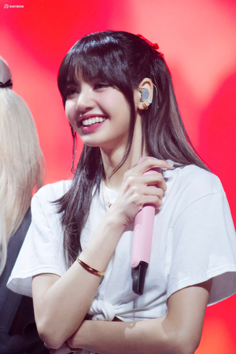 221212 BLACKPINK Lisa 'BORN PINK' Concert in Paris Day 2 kpopping