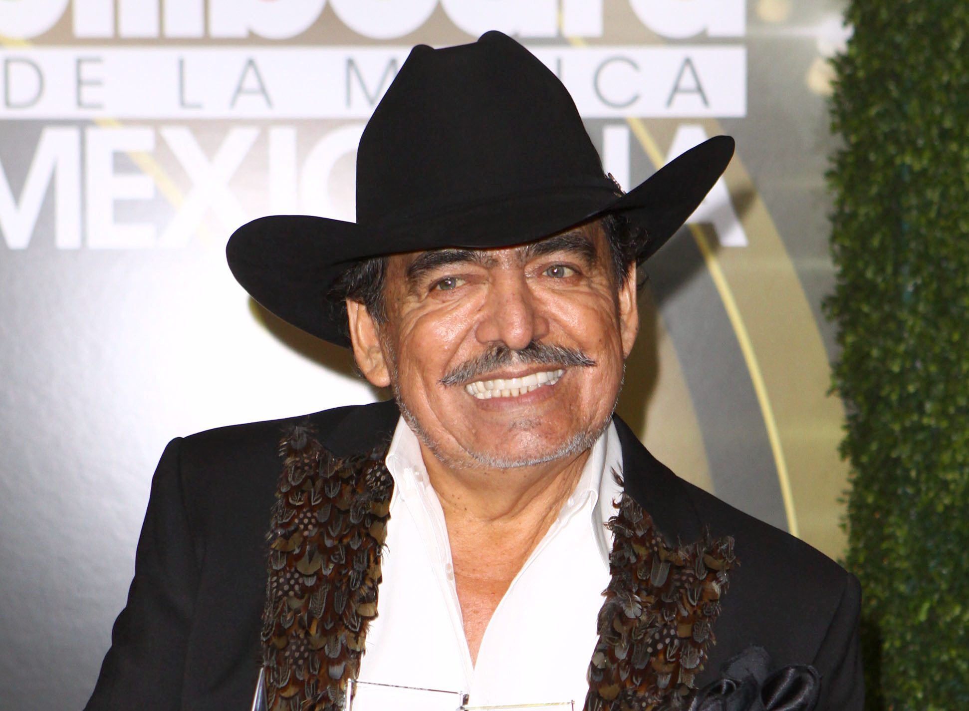 Hija menor de Joan Sebastian asegura que sus hermanos le robaron su