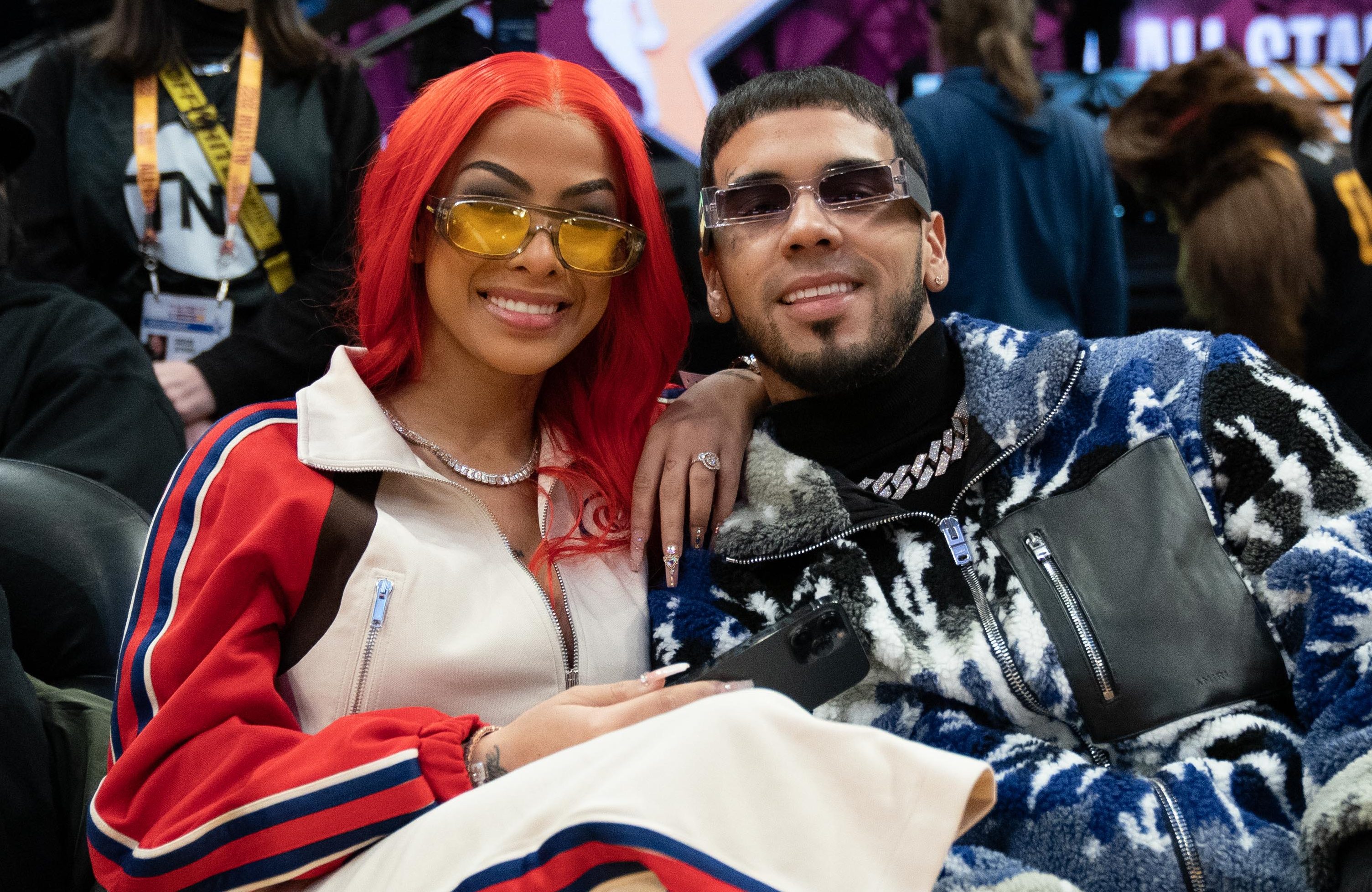 Yailin La más Viral uses micro dental floss while Anuel AA celebrates