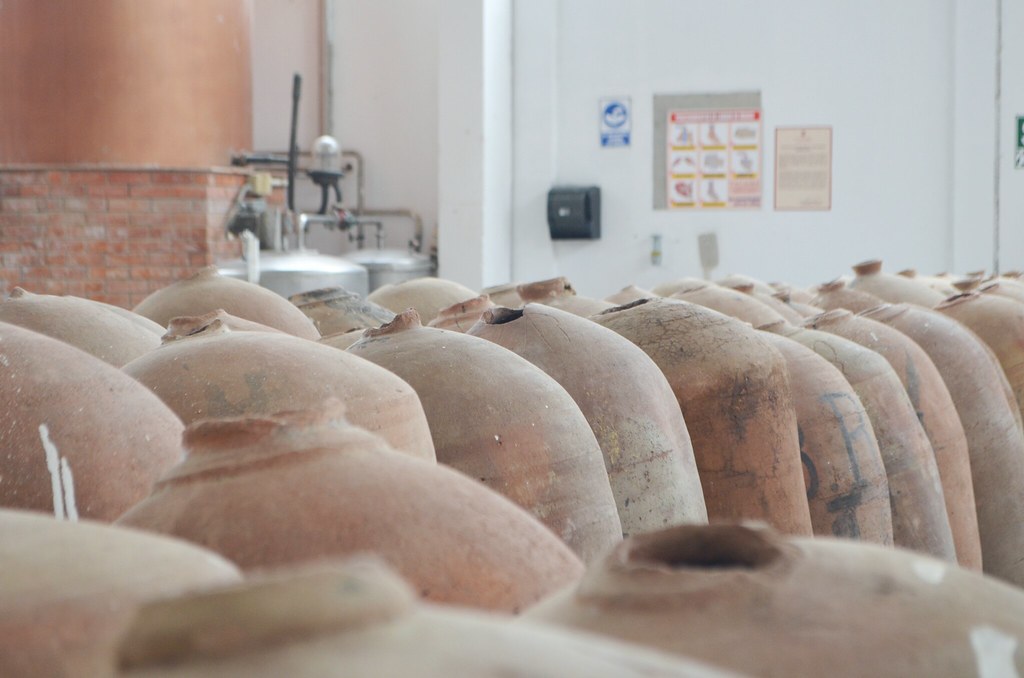 Botijas Antiguas botijas de barro en el almacén de Tacama.… Eduardo