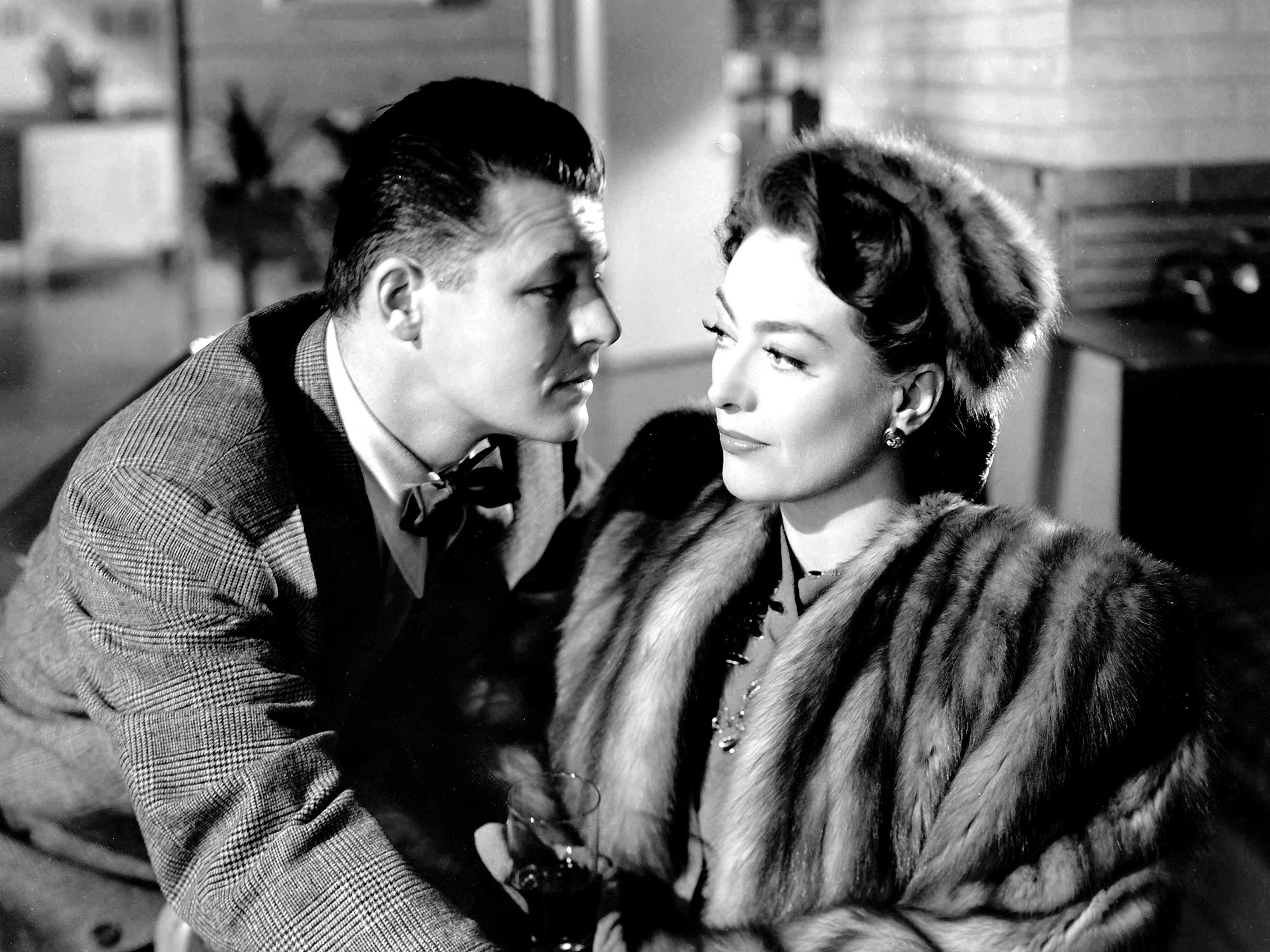 Mildred Pierce (1945) review Joan Crawford tears up the screen