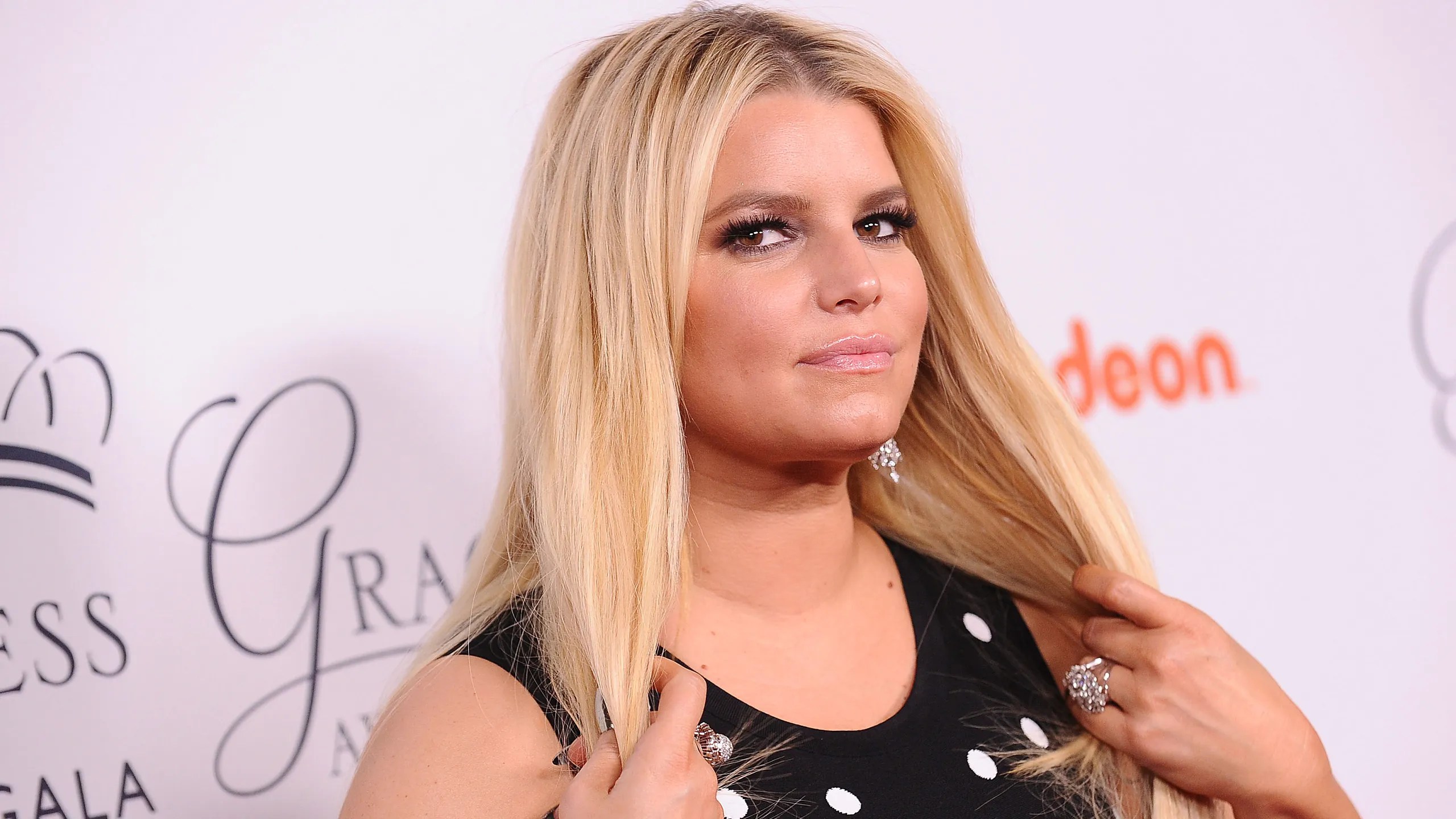 Jessica Simpson's Lips Spark Rude Comments on New Selfie Allure