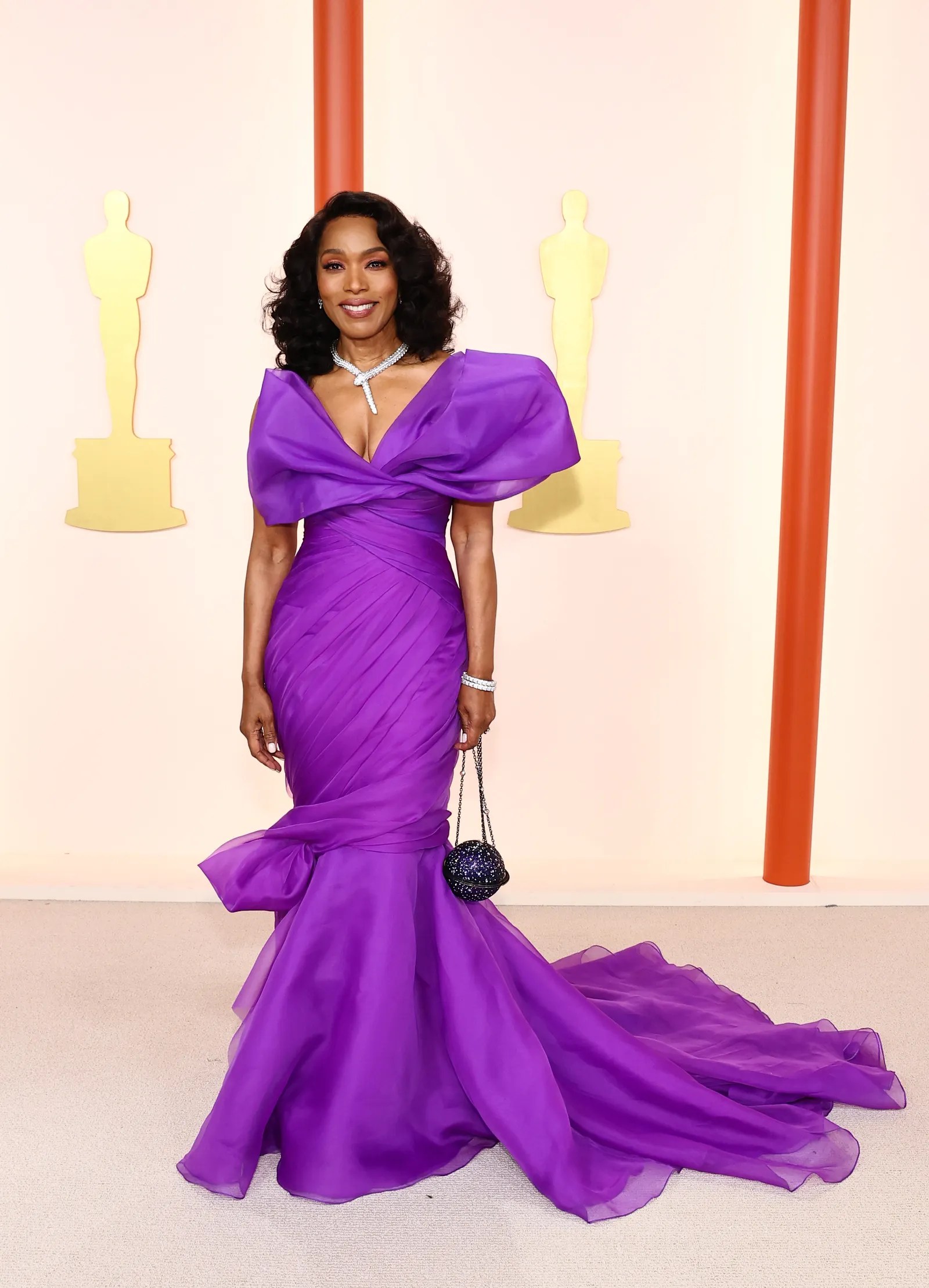Angela Bassett Wore ‘the Color of Royalty’ to the 2023 Oscars Glamour