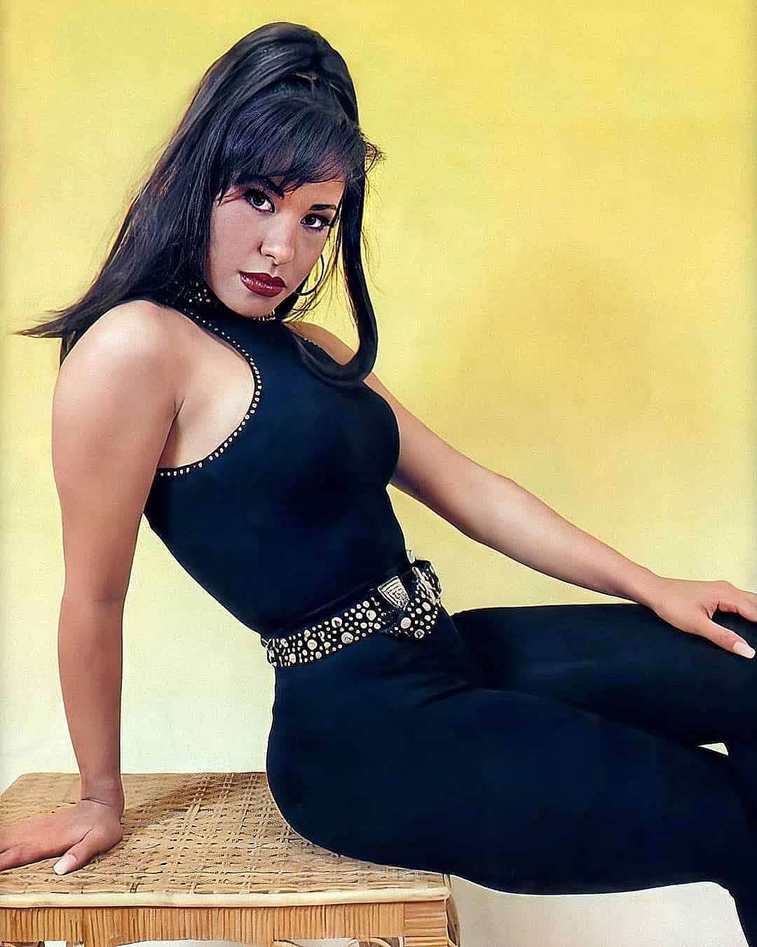 Selena Quintanilla tiene looks tan fabulosos que podemos copiar en este