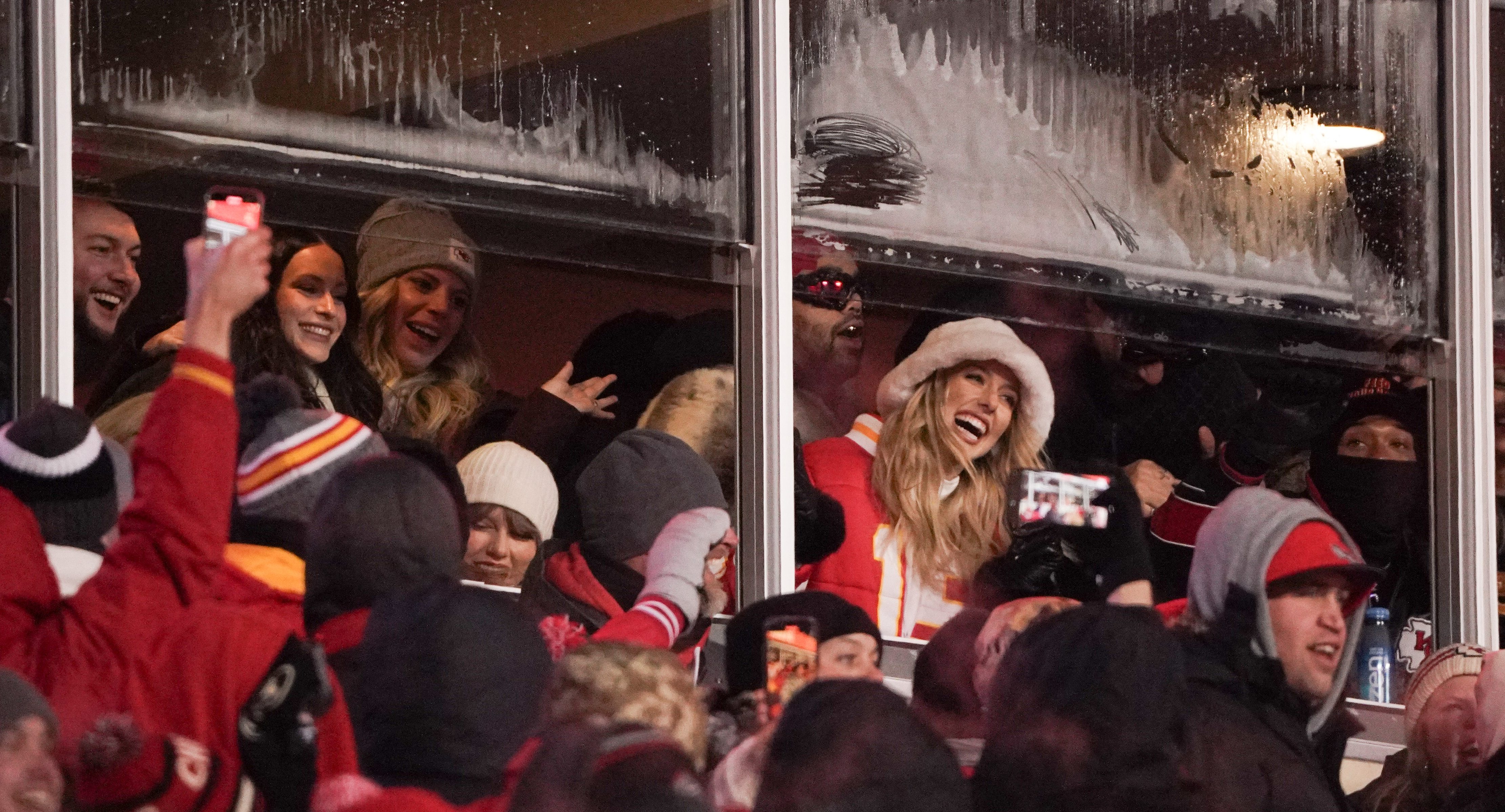Taylor Swift hits ‘swag surf’ with Chiefs fans as Dolphins lose NBC 6