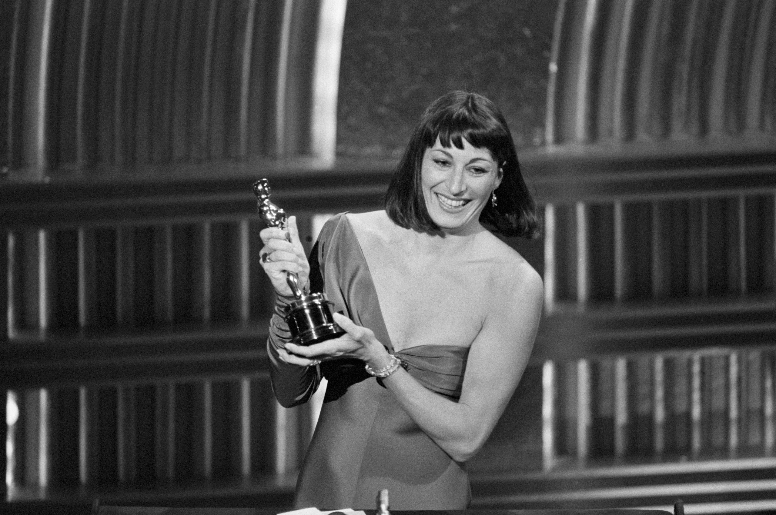 Anjelica Huston Says Oprah Won’t Talk to Her Since Huston Won Her Oscar