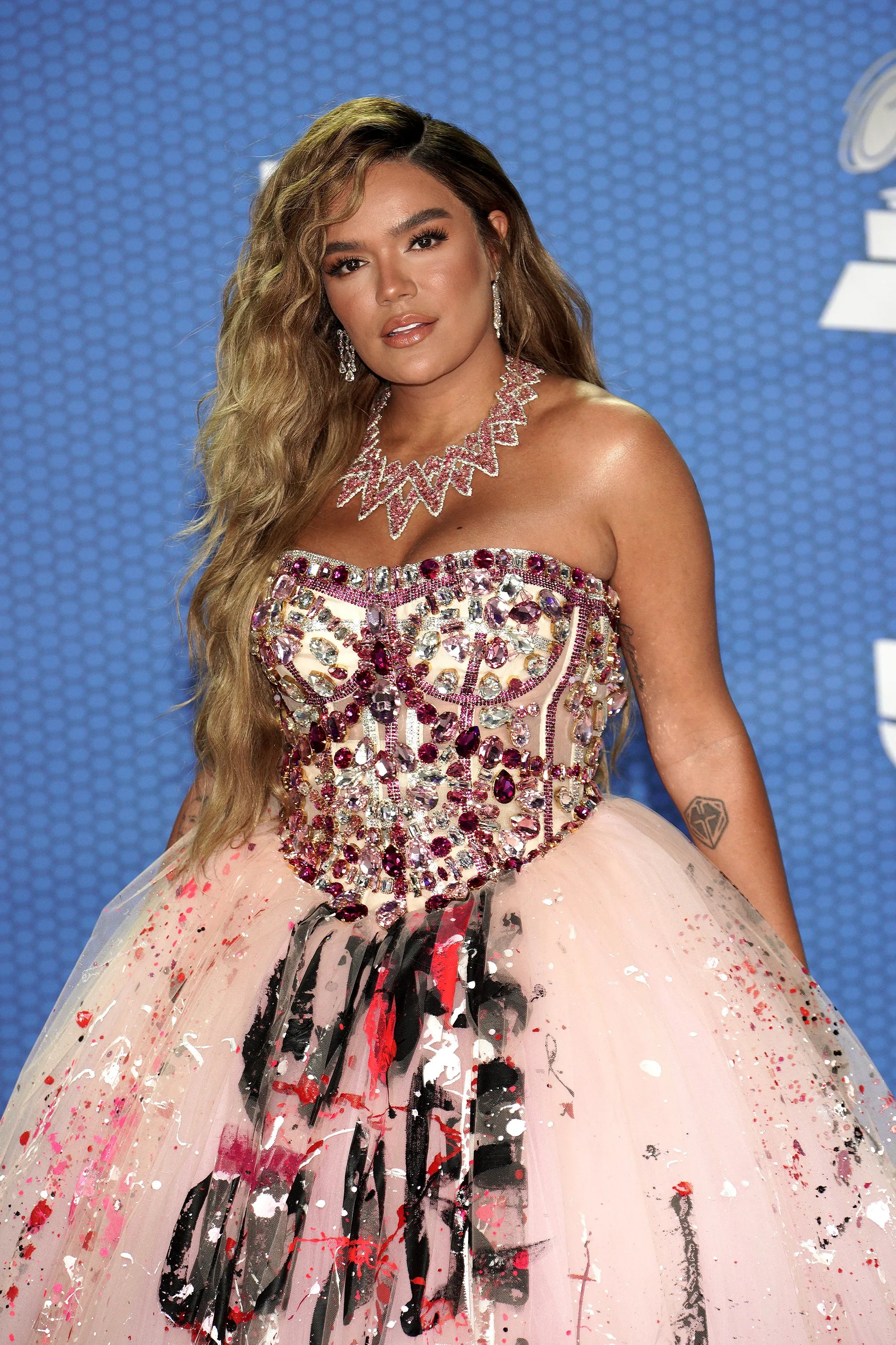 Karol G lleva el look de quinceañera a otro nivel en los Latin Grammy