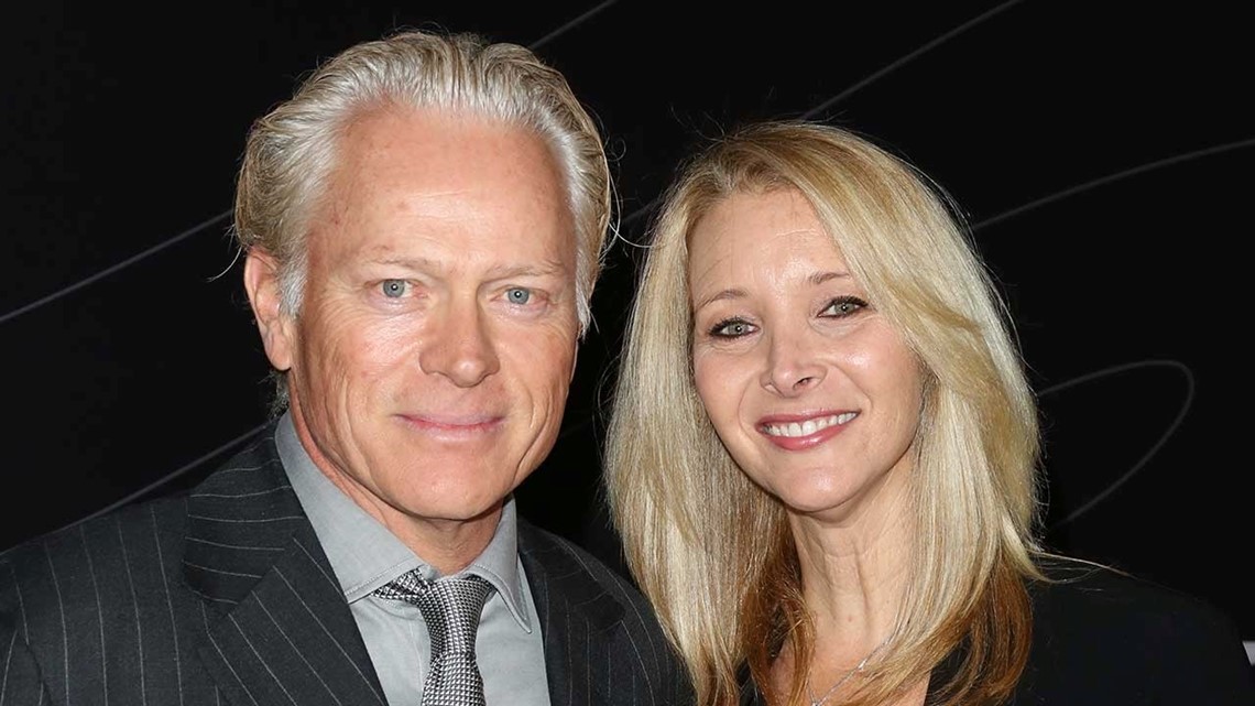 Lisa Kudrow Talks Quarantining Apart From Husband Michel Stern on 25th