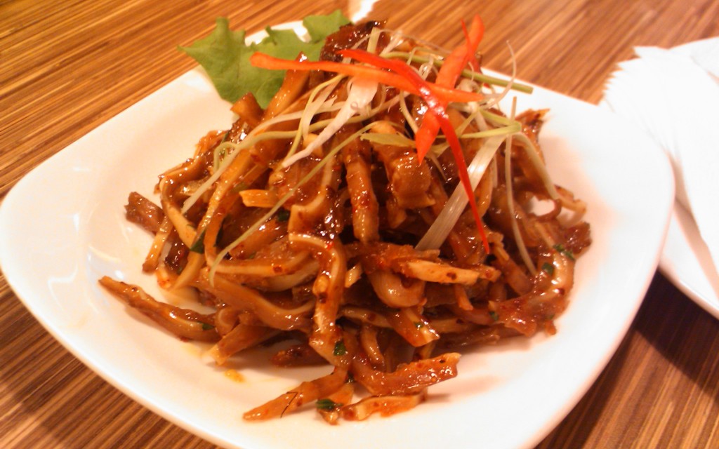 看起來超好吃的...小菜...豬耳絲...XD 【食記】這是川菜館?! ~ 台中南屯" KiKi restaurant " 中式 區域 南屯區 台中市 合菜 川菜 飲食/食記/吃吃喝喝