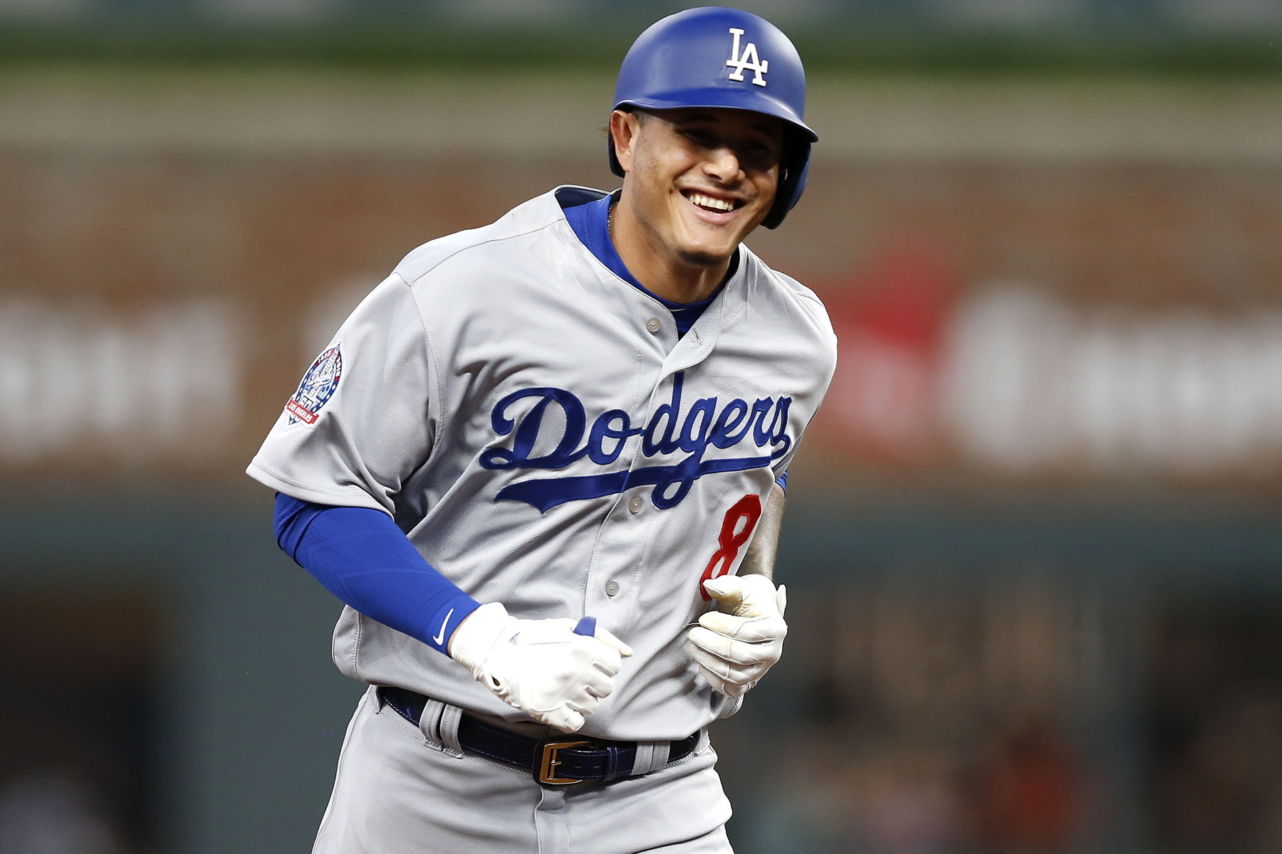 Manny Machado takes souvenir from first Dodgers home run