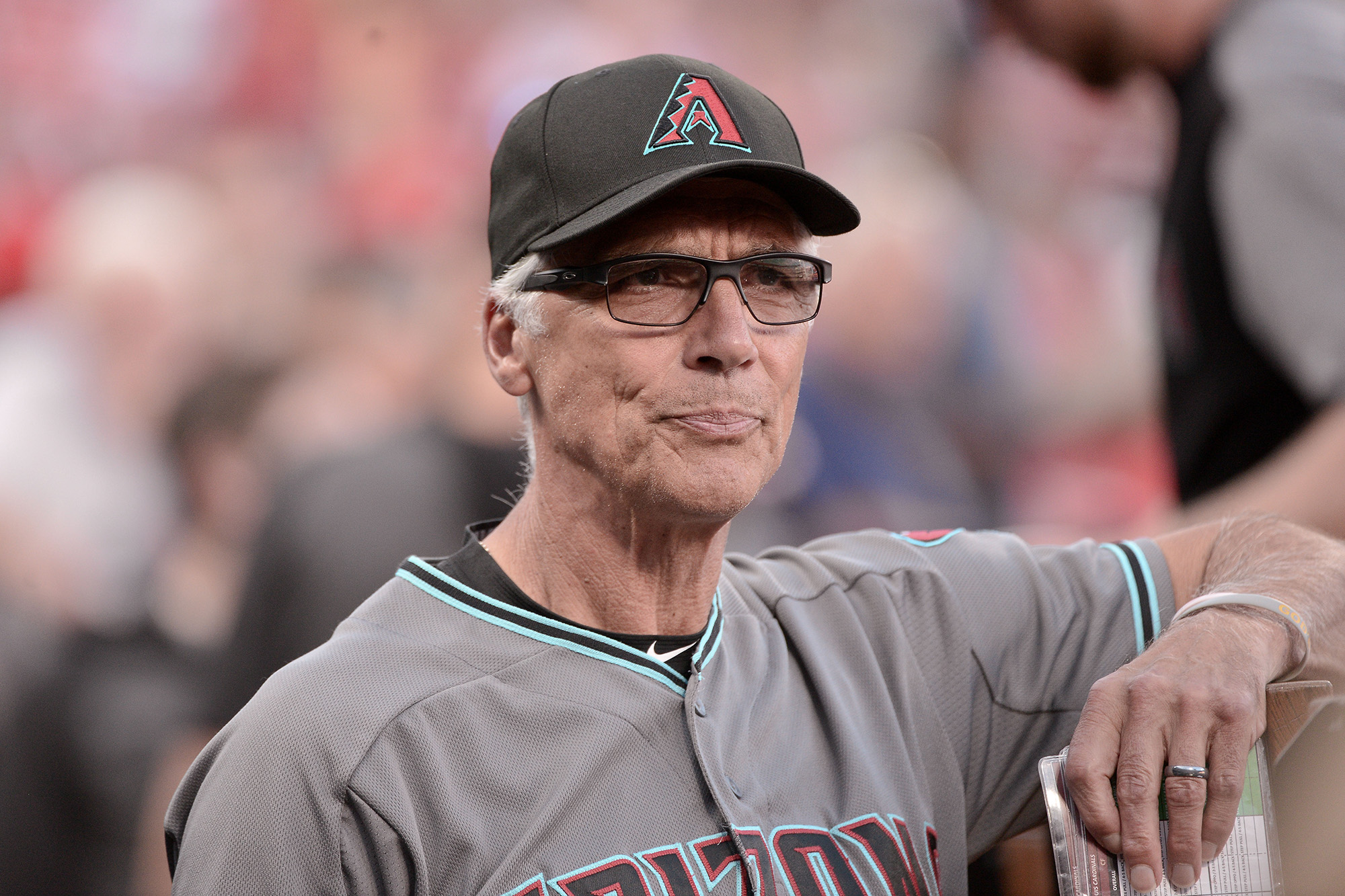 Diamondbacks coach Dave McKay cuts spleen in dugout fall