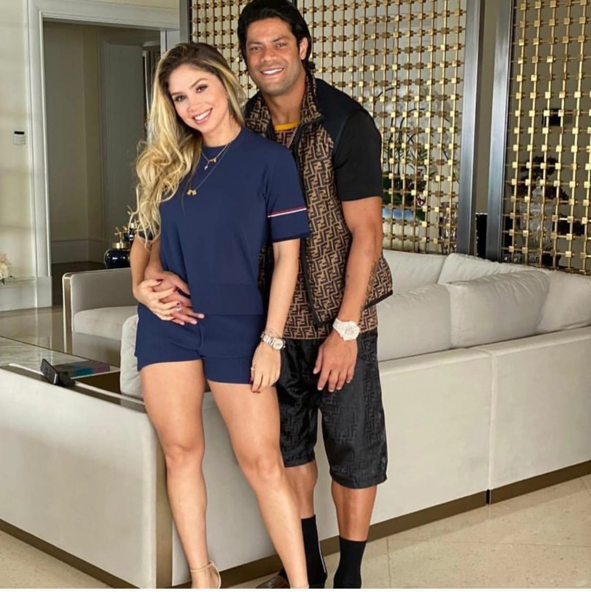 Hulk compartilha foto ao lado de Camila Ângelo e se declara 'Te amo