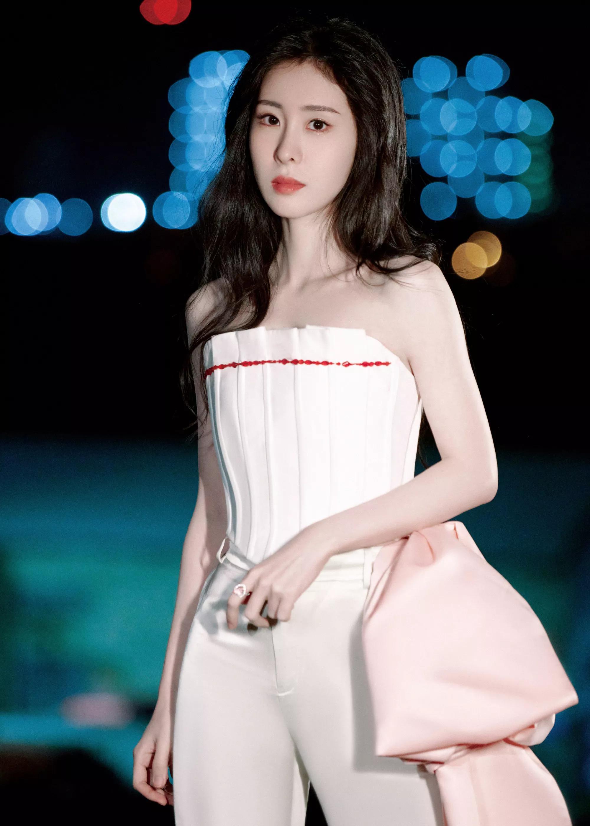 Zhang Bichen's portrait, fresh and elegant, gentle and pleasant iNEWS
